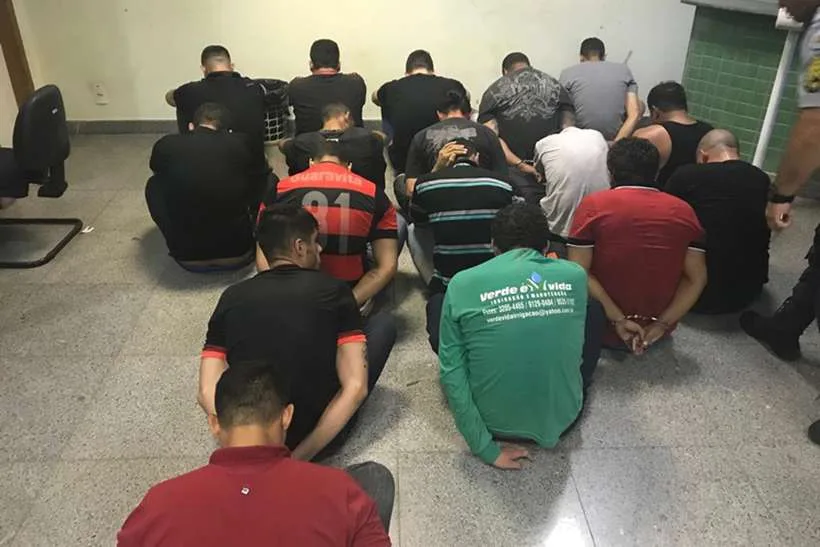 Briga entre torcidas acaba em confusão dentro da delegacia