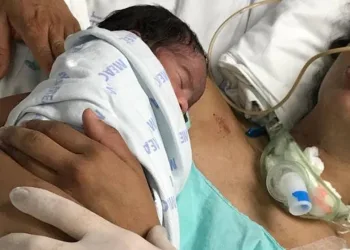 Mãe acorda após 23 dias de coma ao ter contato com filho recém-nascido