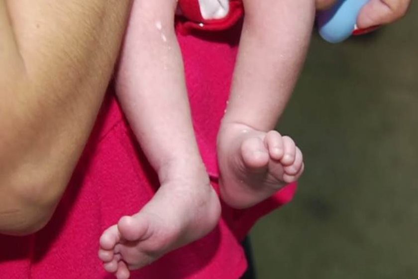 Recém-nascido é achado sozinho em casa com 30kg de drogas