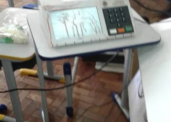 Mulher grita ‘Lula Livre’, passa absorvente e danifica urna