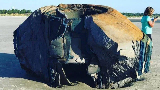 Objeto alienígena aparece em praia dos EUA
