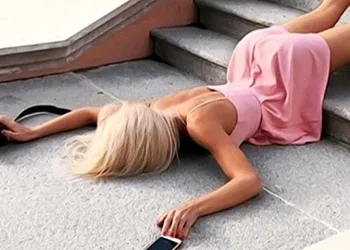 Novo desafio viral é se jogar de cara no chão para ostentar itens caros