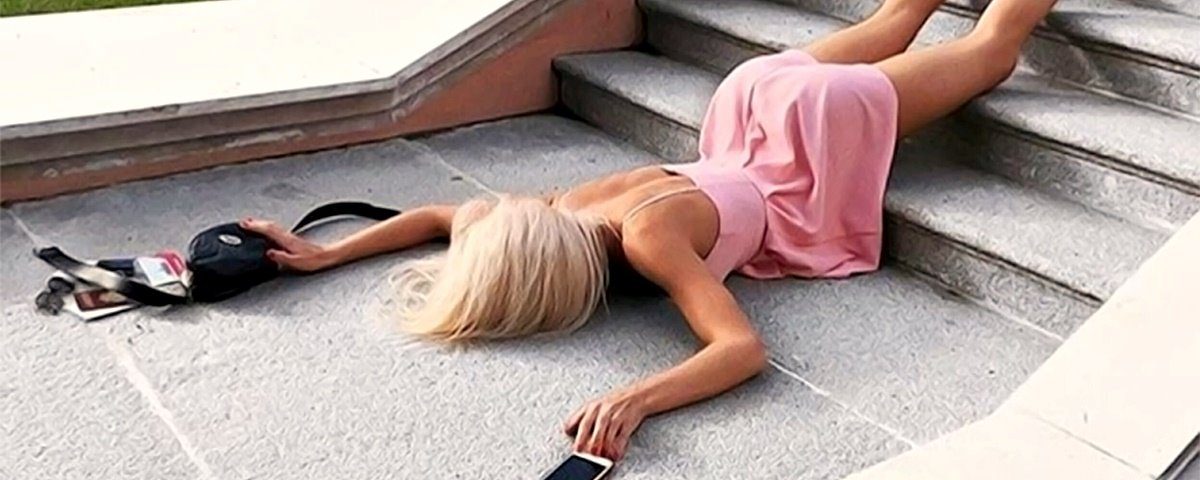 Novo desafio viral é se jogar de cara no chão para ostentar itens caros