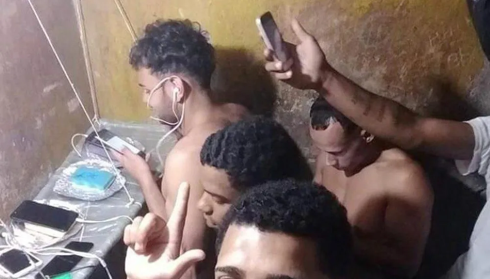 Preso cria ‘setor de telefonia’ na cadeia e publica selfie na web para comemorar