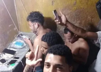 Preso cria ‘setor de telefonia’ na cadeia e publica selfie na web para comemorar
