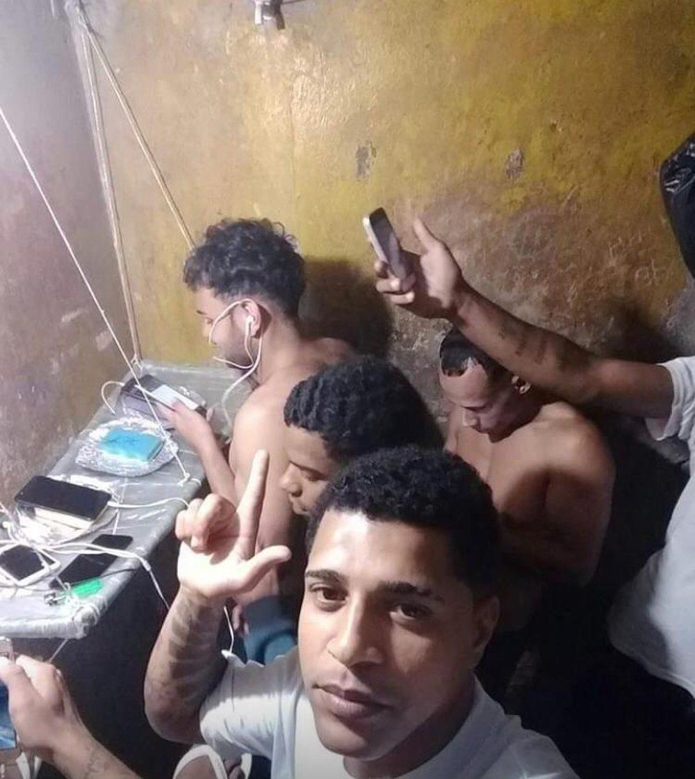 Preso cria ‘setor de telefonia’ na cadeia e publica selfie na web para comemorar