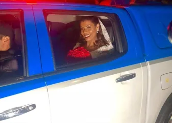 Noiva de PM chega a casamento de viatura em Bairro na Zona Oeste!!( FOTOS)