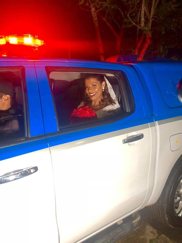 Noiva de PM chega a casamento de viatura em Bairro na Zona Oeste!!( FOTOS)