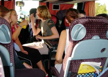 Rapaz cavalheiro ajuda garota que menstruou no ônibus: discretamente