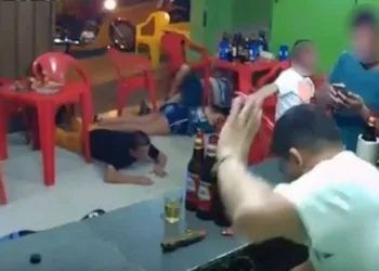 Distraído no celular, homem não percebe assalto em bar