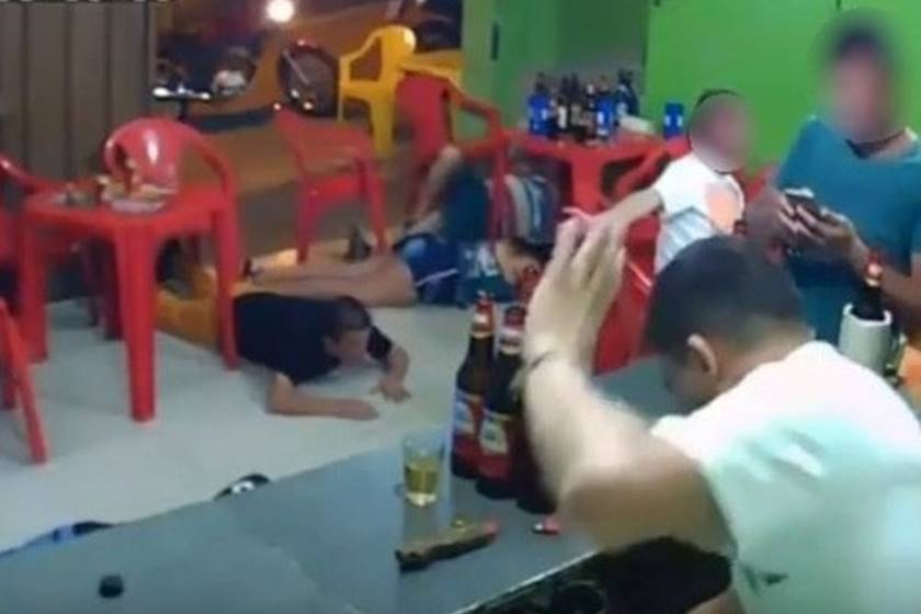 Distraído no celular, homem não percebe assalto em bar