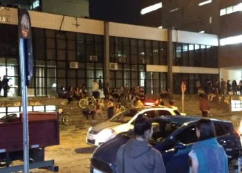 Rapaz com boné do MST é agredido por torcedores de organizada em frente à uma Univeridade