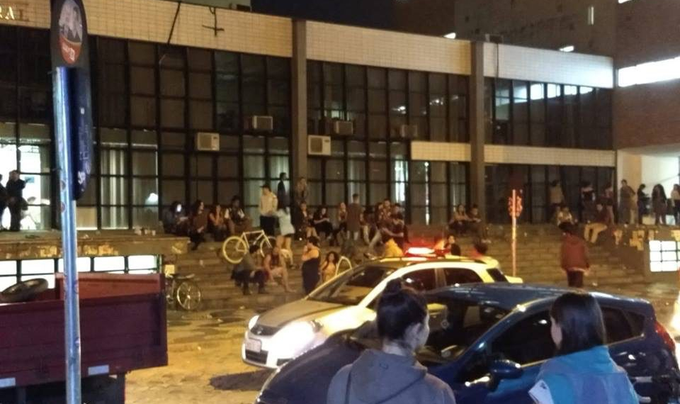 Rapaz com boné do MST é agredido por torcedores de organizada em frente à uma Univeridade