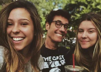 AOS 21 E 19 ANOS, FILHAS DE DINHO, DO CAPITAL INICIAL, ESTUDAM NOS EUA: ‘PAI INCENTIVOU’