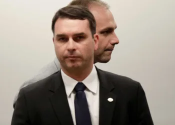 Flávio Bolsonaro diz que o pai ganhará com larga diferença de votos