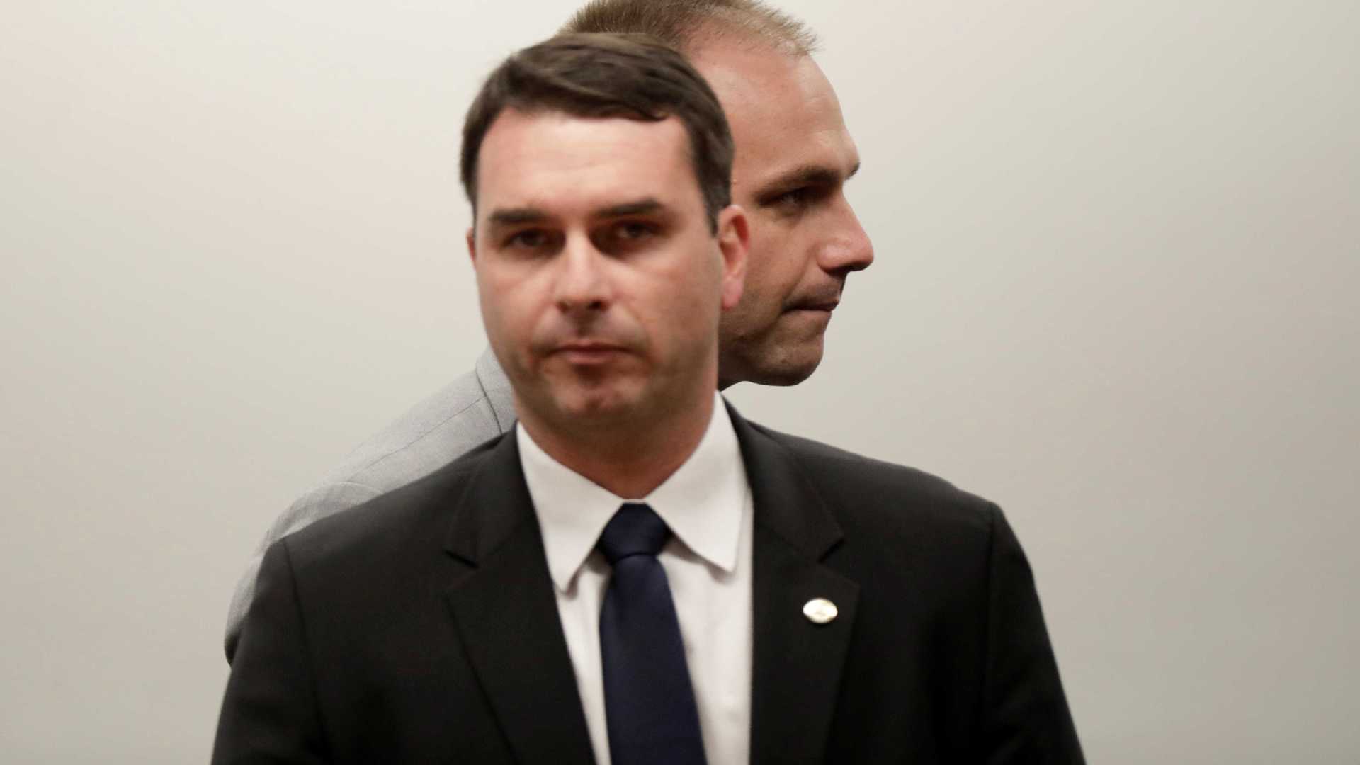 Flávio Bolsonaro diz que o pai ganhará com larga diferença de votos