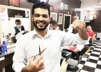 Barbeiro se forma em Direito e abandona tesoura, sem medo de arriscar