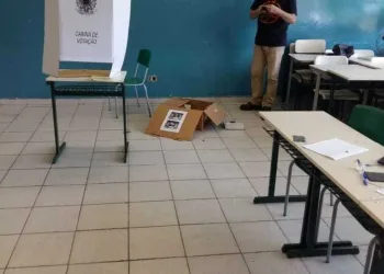 Escola tem urnas destruídas por vândalos: ‘Vão para o inferno’