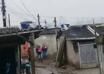Bebês são usados como ‘escudo’ por traficantes para afastar polícia em Comunidade…