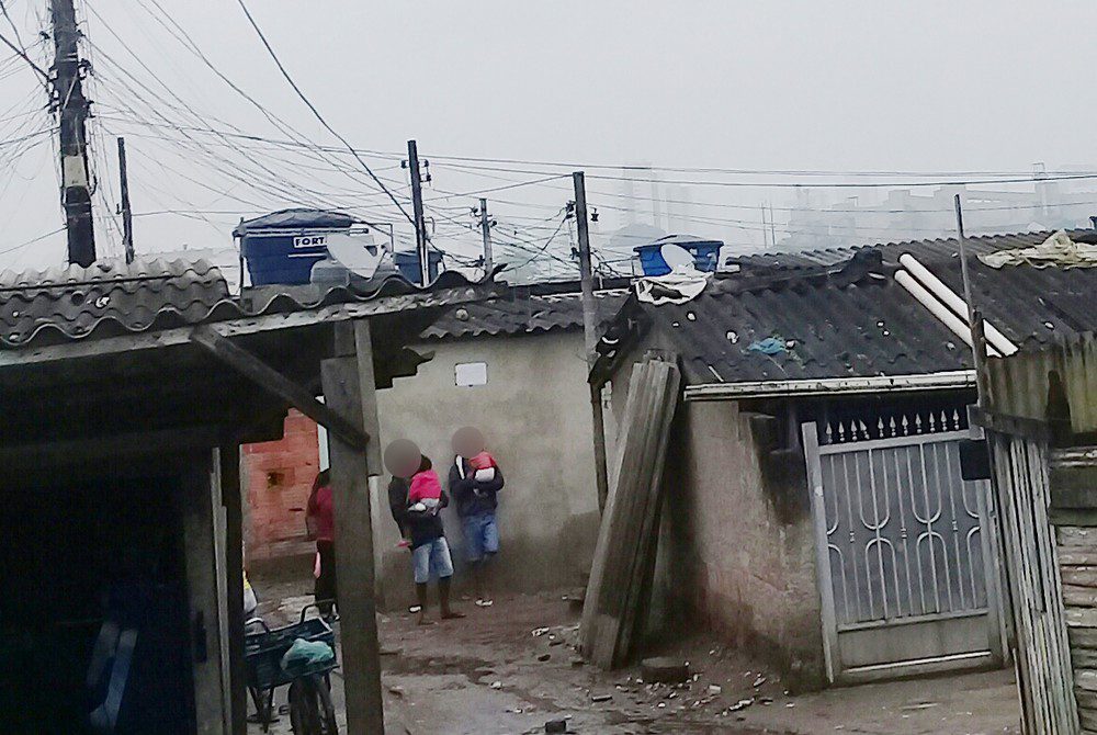 Bebês são usados como ‘escudo’ por traficantes para afastar polícia em Comunidade…