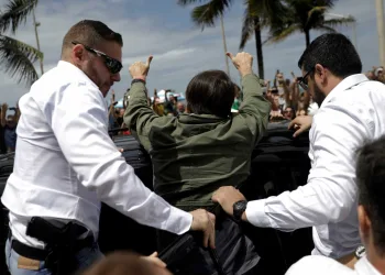Esquema de segurança na porta da casa de Bolsonaro tem até helicóptero