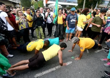 Clima é de festa em frente ao condomínio onde mora Bolsonaro