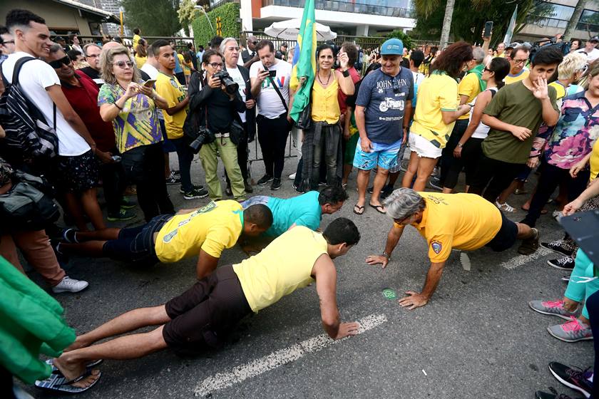 Clima é de festa em frente ao condomínio onde mora Bolsonaro