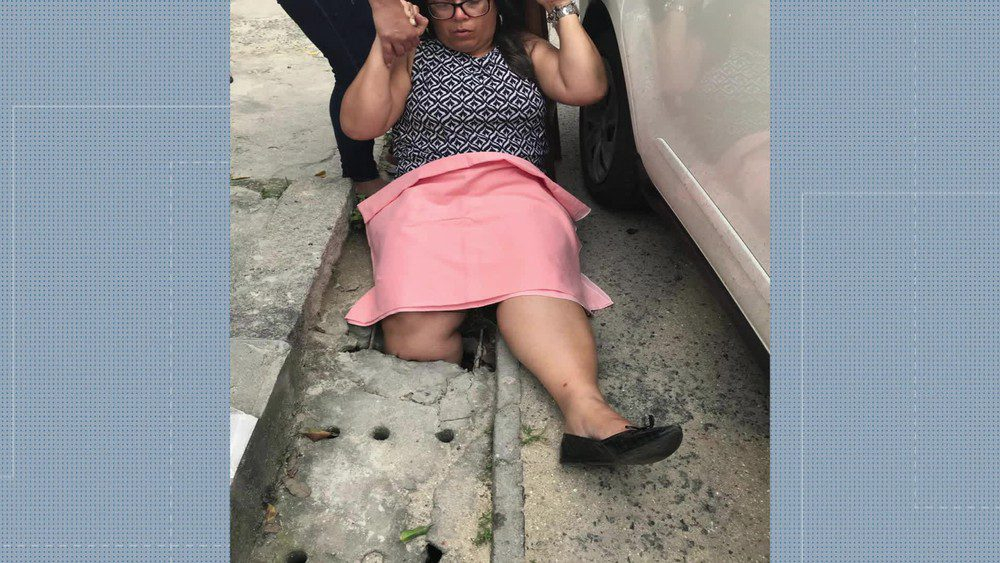 ABSURDO!!! MULHER CAI EM BUEIRO EM CAMPO GRANDE E ESPERA SOCORRO POR UMA HORA!!!