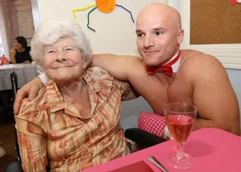 Vovó pede “GoGo Boys” de aniversário e anima colegas de asilo