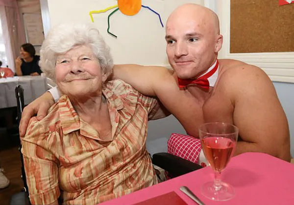 Vovó pede “GoGo Boys” de aniversário e anima colegas de asilo