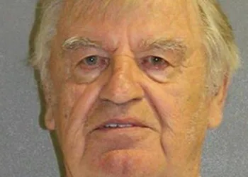 Idoso é preso após tentar comprar menina de 8 anos por R$ 800 mil em supermercado