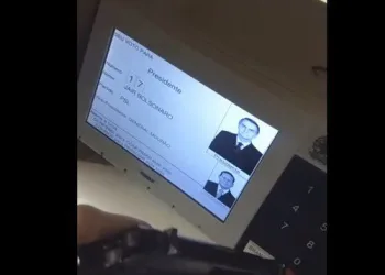 ELEITORES DE BOLSONARO USAM ARMAS PARA VOTAR; ASSISTA VÍDEO