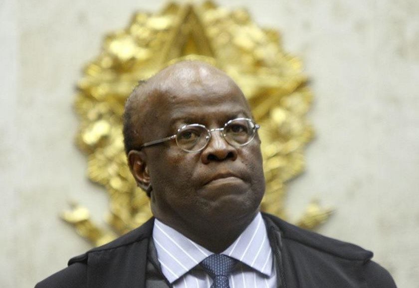 Joaquim Barbosa declara voto em Haddad