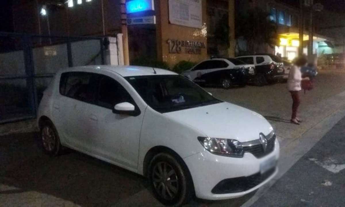 Mulher é mantida no porta-malas de seu carro durante sequestro-relâmpago no RJ!!