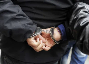 Homem é preso após matar esposa e dizer à polícia que ela se suicidou