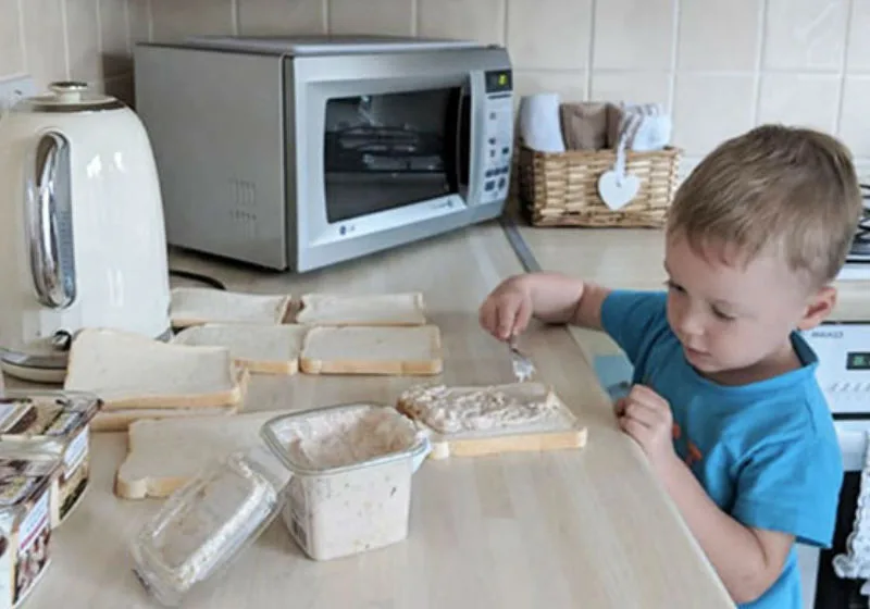 Menino de 2 anos faz sanduíches para necessitados