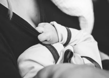 Homem invade hospital e atira contra esposa que segurava filha no colo