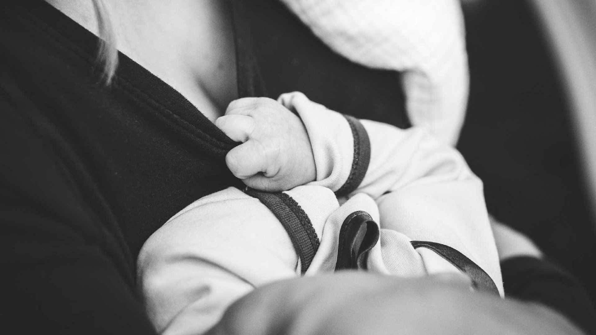 Homem invade hospital e atira contra esposa que segurava filha no colo