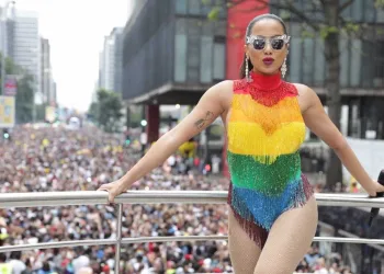 Após aderir ao #EleNão, Anitta recebe mais de 50 mil ‘descurtidas’