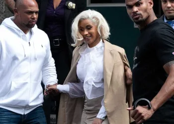 Cantora se entrega à polícia após ser acusada de ataque em bar de strip