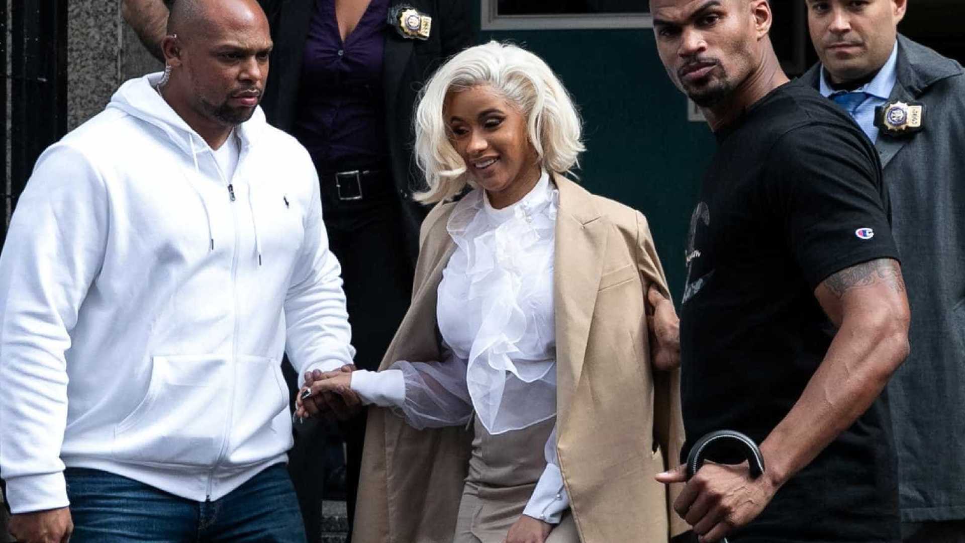 Cantora se entrega à polícia após ser acusada de ataque em bar de strip