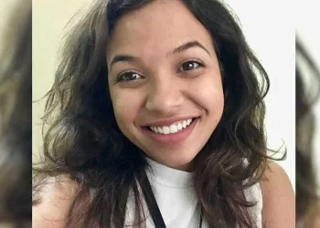 Mãe acha filha sangrando e desacordada em estrada; namorado é suspeito