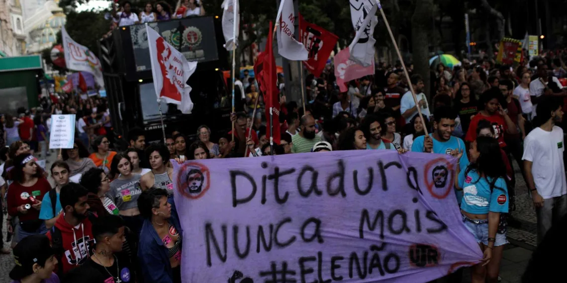 Manifestantes voltam a protestar contra Bolsonaro pelo Brasil