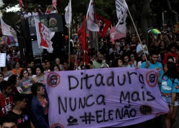 Manifestantes voltam a protestar contra Bolsonaro pelo Brasil