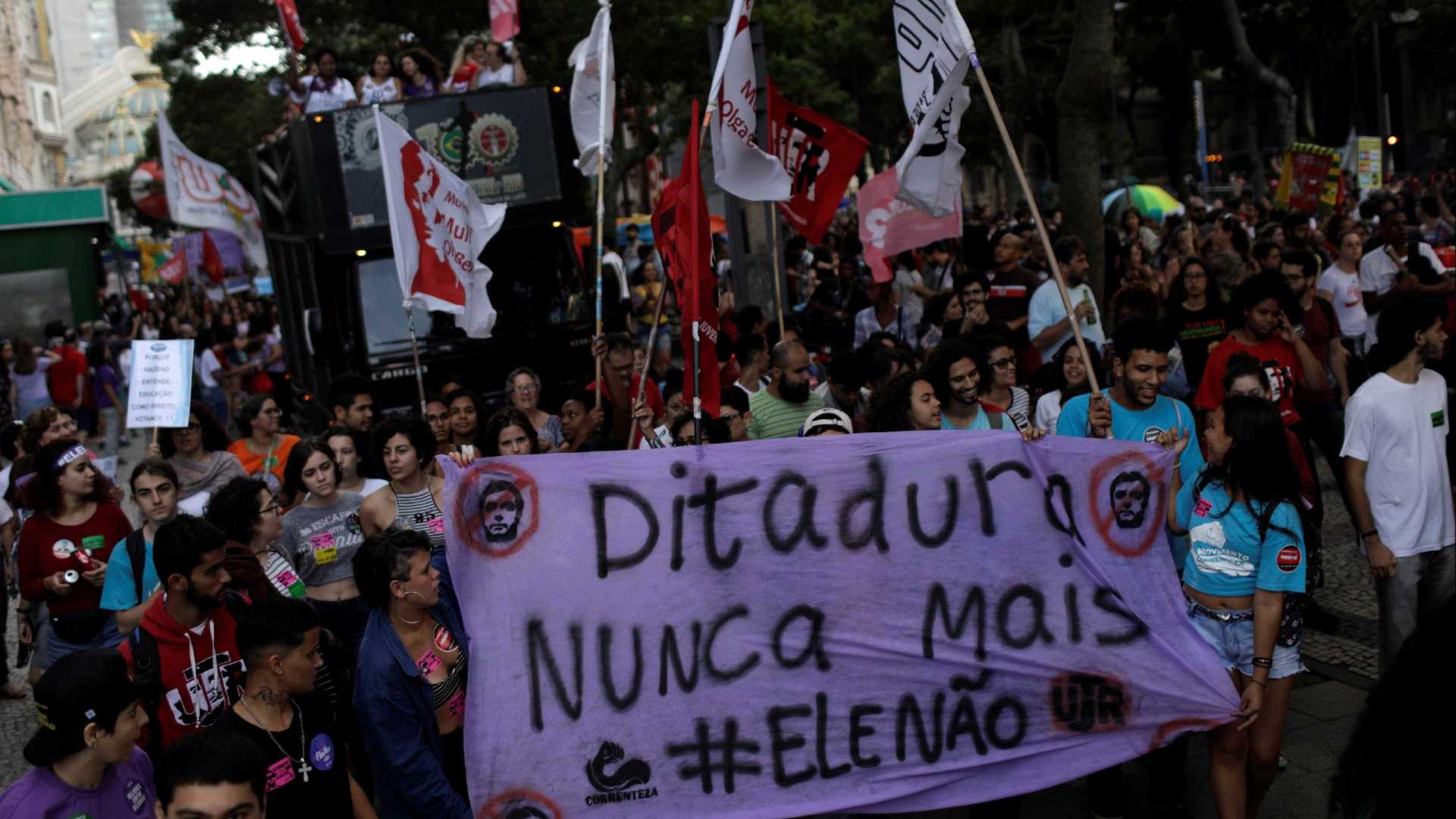 Manifestantes voltam a protestar contra Bolsonaro pelo Brasil
