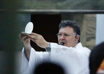 EM MISSA, PADRE PEDE VOTOS PARA BOLSONARO!! ELE SIM!! ( VIDEO)