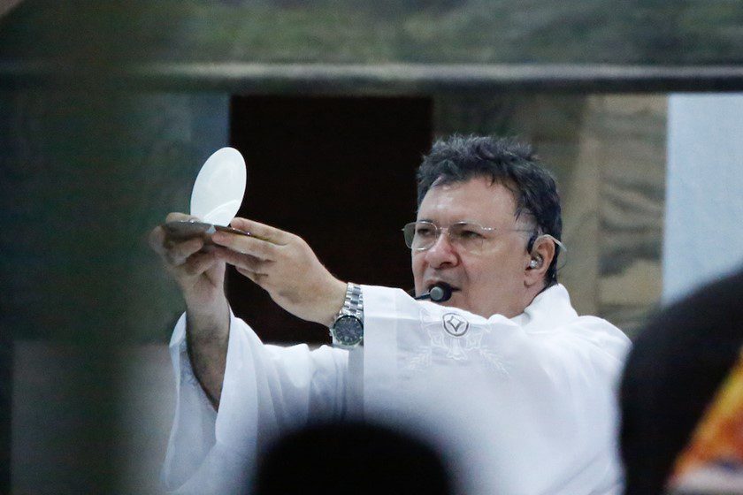 EM MISSA, PADRE PEDE VOTOS PARA BOLSONARO!! ELE SIM!! ( VIDEO)