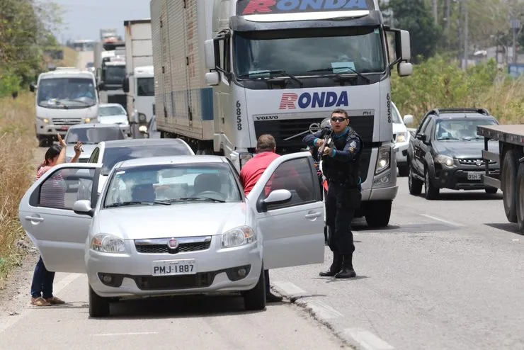 Homem dispara arma de fogo em protesto de mulheres na BR-116 e é preso