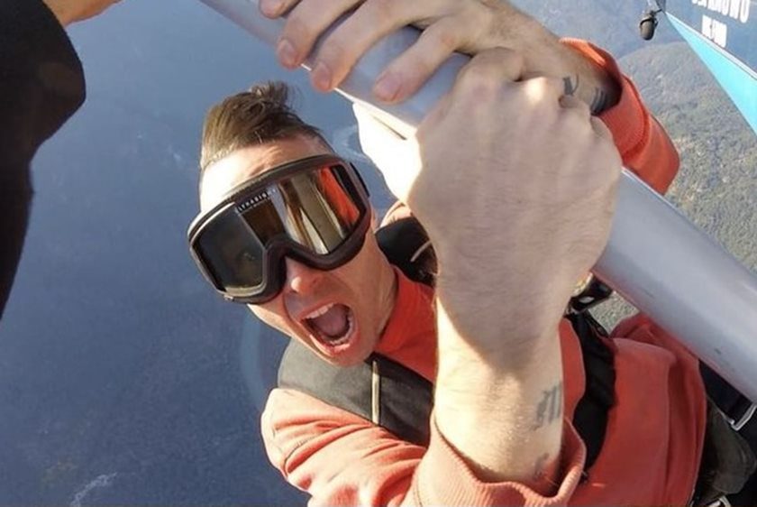 Cantor não consegue abrir paraquedas e morre durante gravação de clipe