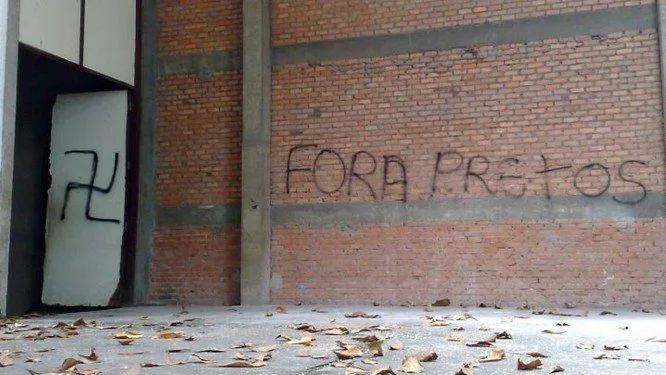 Teatro no RJ amanhece pichado com inscrições racistas.